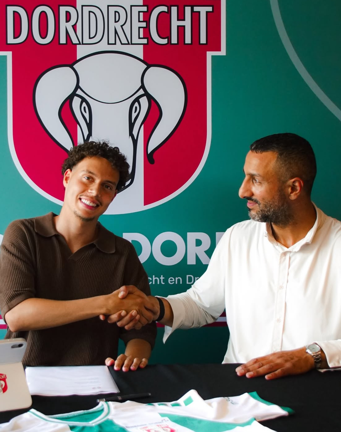 Sidali Bouraba signe son premier contrat professionnel avec le FC Dordrecht
